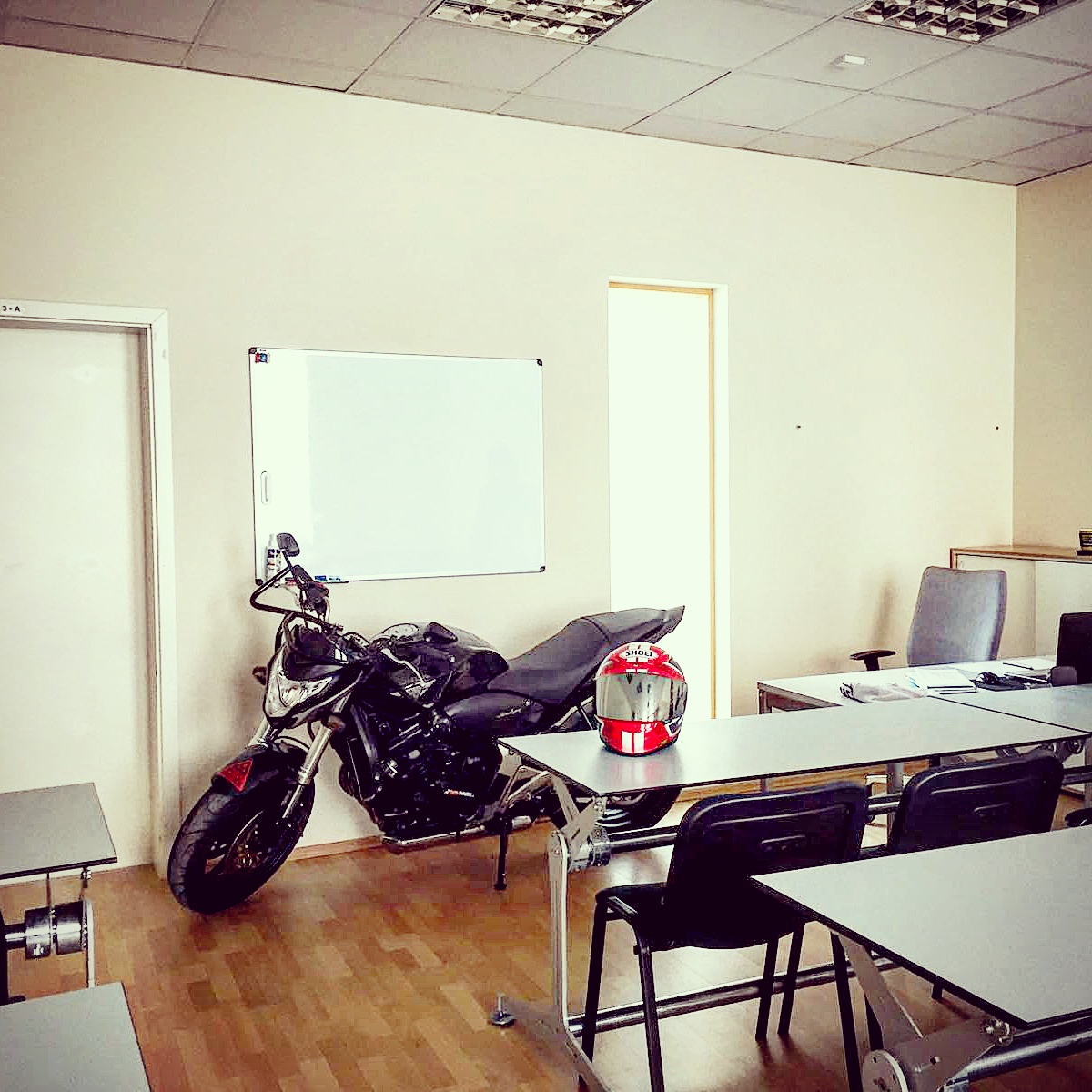 Honda CB600F в помещении класса